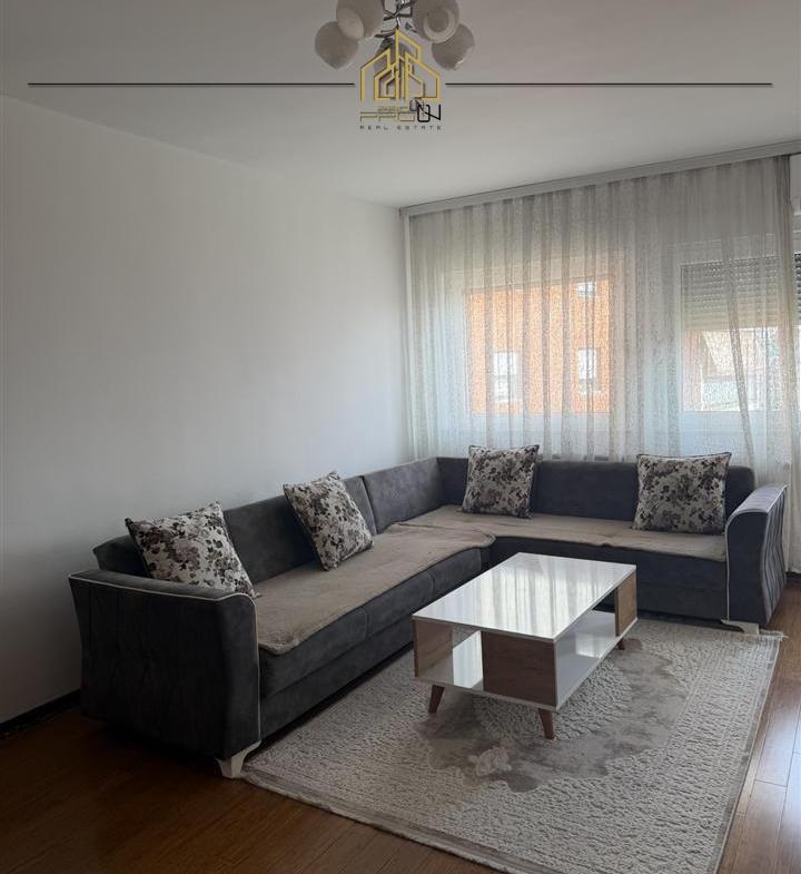 leshoj-banesen-dy-dhomeshe-dhe-sallon-ne-bregun-e-diellit-720×785