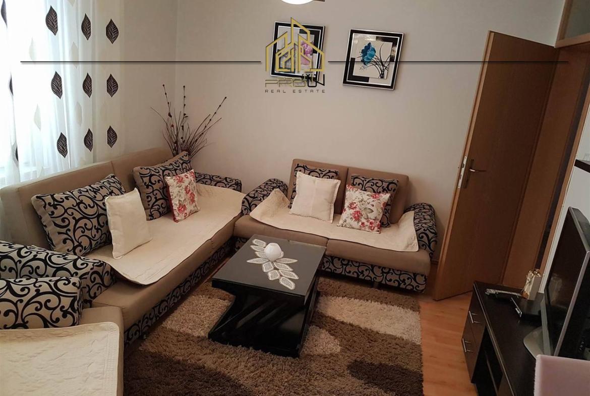 shitet-ose-nderrohet-me-nje-banese-me-te-vogel-ose-garsonjer-6-1170×785